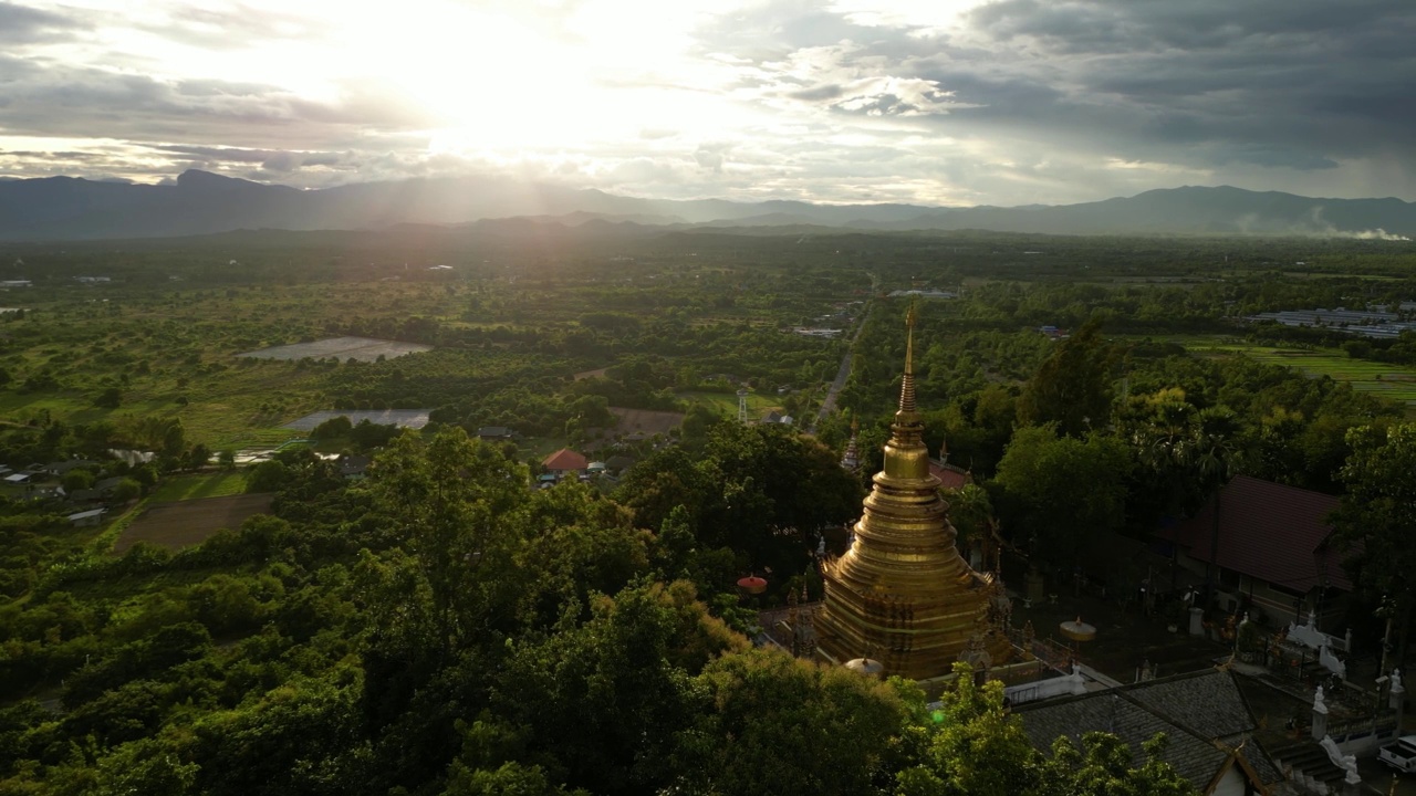 日落时山顶上的金塔。向右拍摄鸟瞰图。视频素材