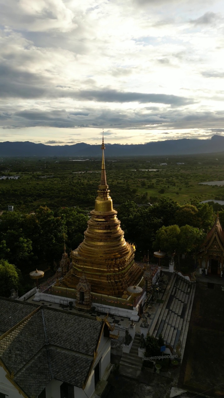 日落时山顶上的金塔。俯瞰风景。视频素材