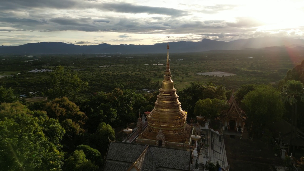 日落时山顶上的金塔。俯瞰风景。视频素材