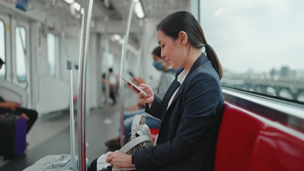 商务女性带着智能手机上下班视频素材