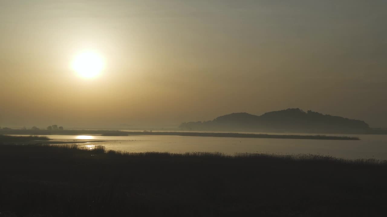 黄昏时江边日落的风景/韩国视频素材