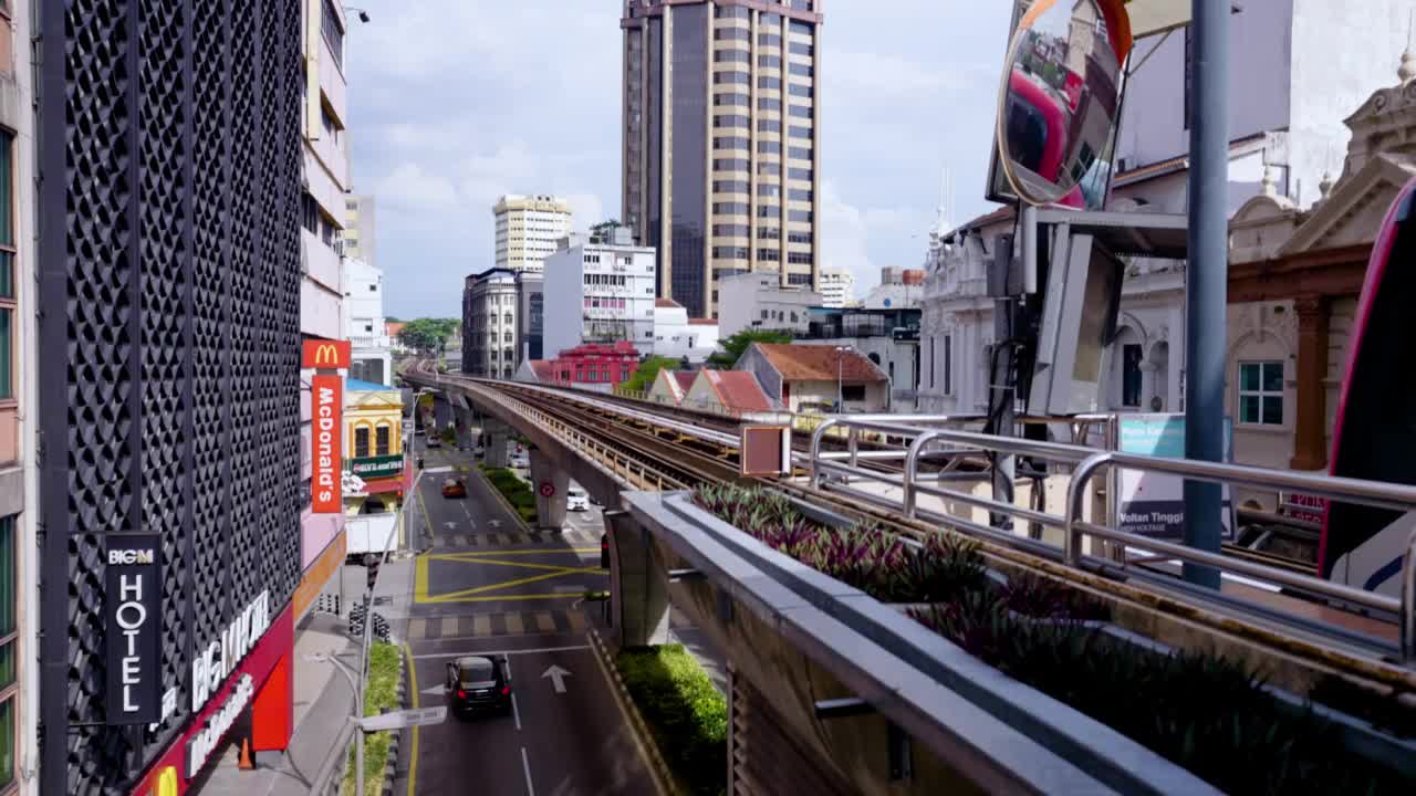 KL城市列车从吉隆坡的Masjid Jamak站出发视频素材