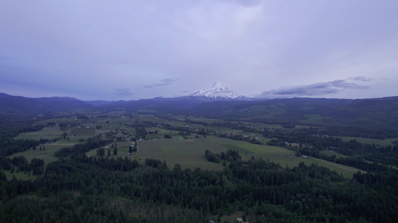 火山在农田遥远的拉回视频素材