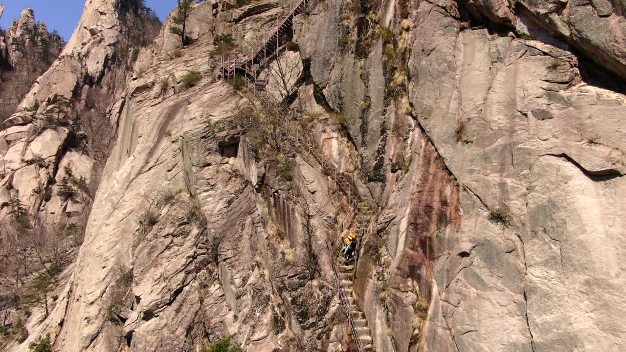 韩国江原道雪岳山，一艘航母正在上楼梯视频素材