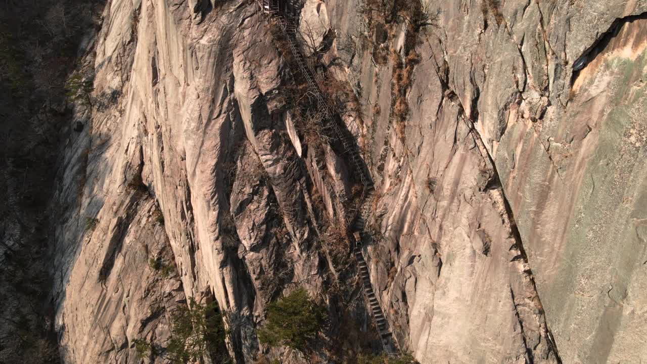 韩国江原道雪岳山，一艘航母正在上楼梯视频素材