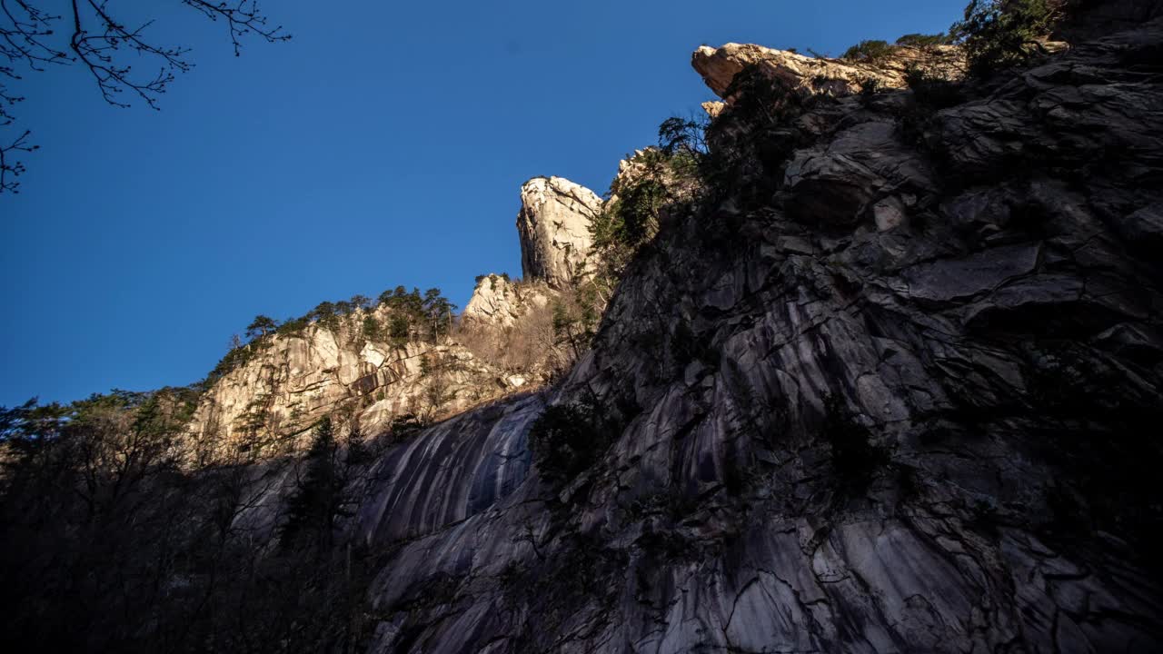 云在雪岳山岩石表面移动/江原岛，韩国视频素材