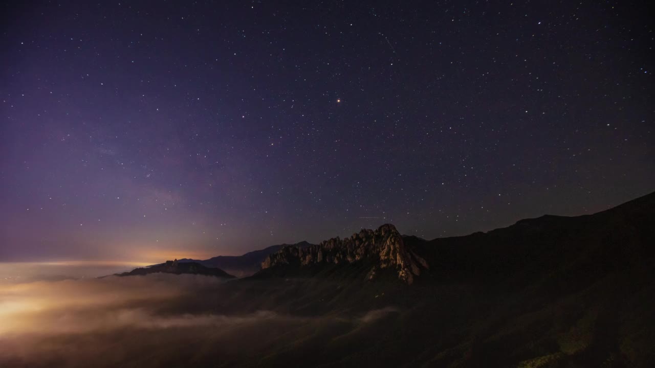 韩国江原道雪岳山蔚山巴威岩的夜空中的银河视频素材