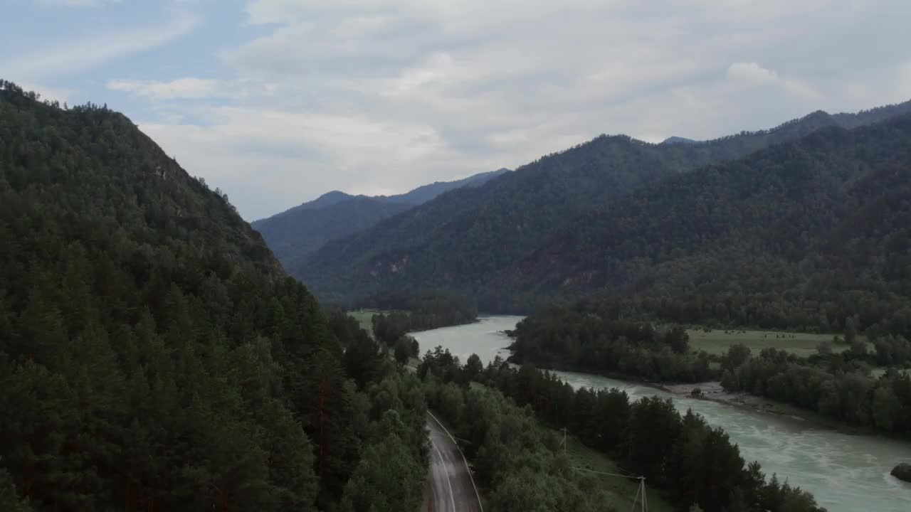 阿尔泰山脉和卡顿河边道路上的车辆视频素材