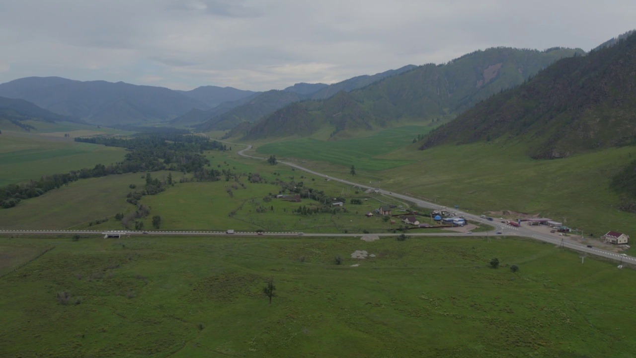 阿尔泰山野之间道路上的交通车辆视频素材