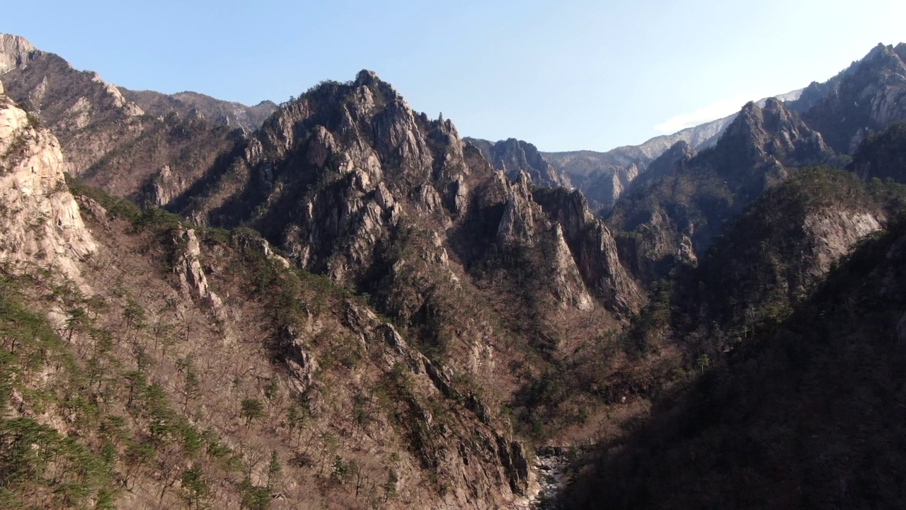 韩国江原道雪岳山陡峭的岩壁风景视频素材