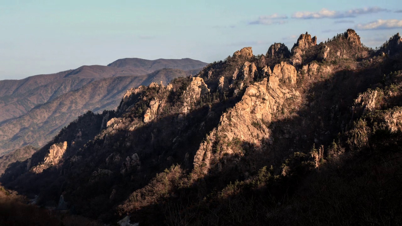 夕阳下的雪岳山/江原道，韩国视频素材