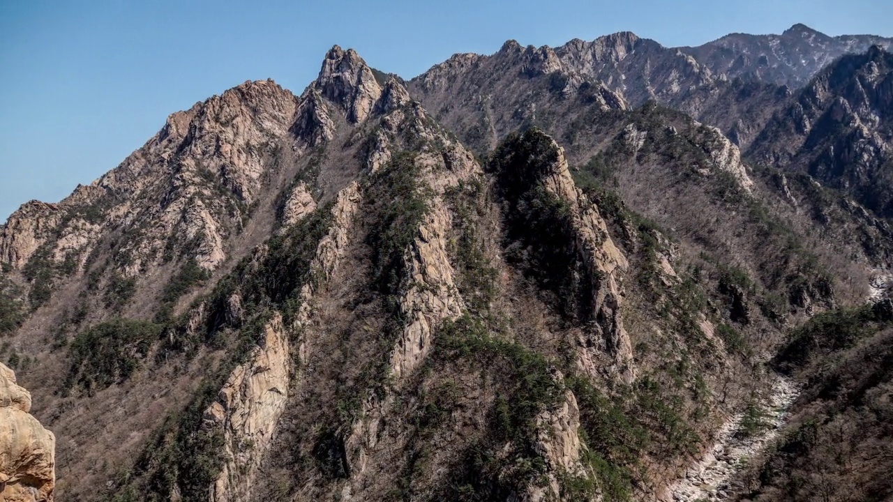 江原道雪岳山天扶洞山谷的风景视频素材