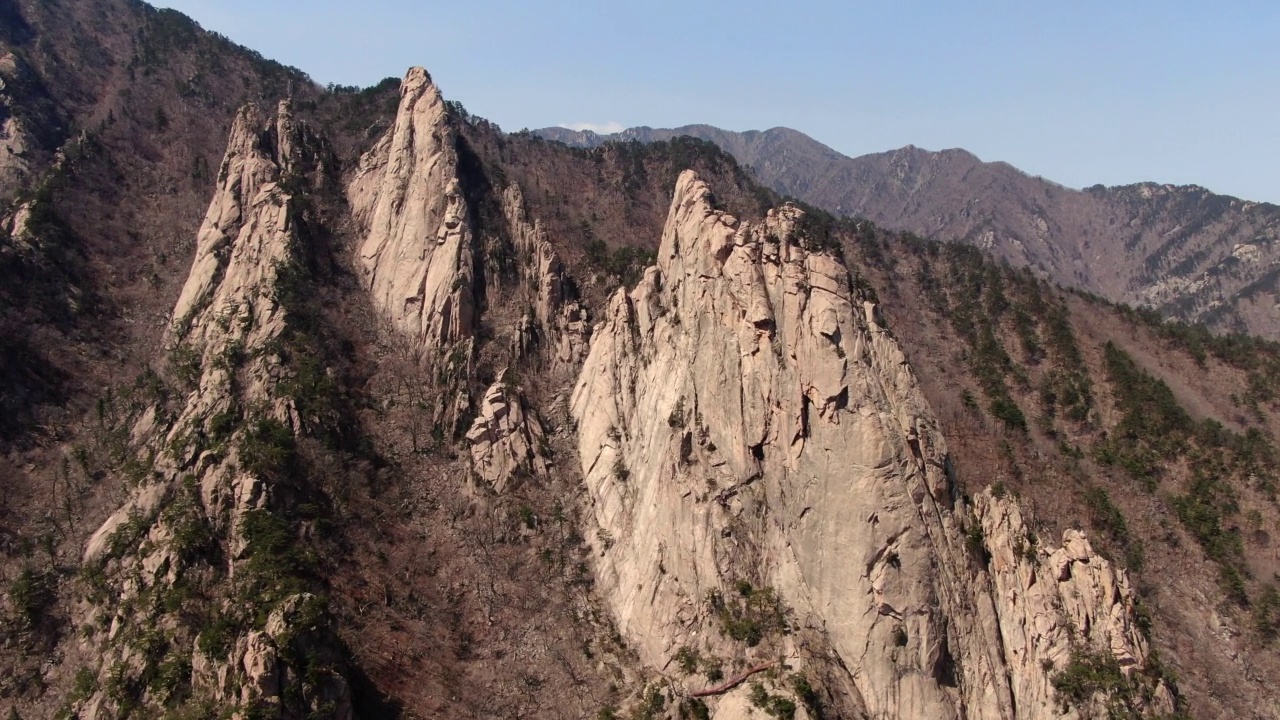 韩国江原道雪岳山金刚窟岩壁和入口视频素材