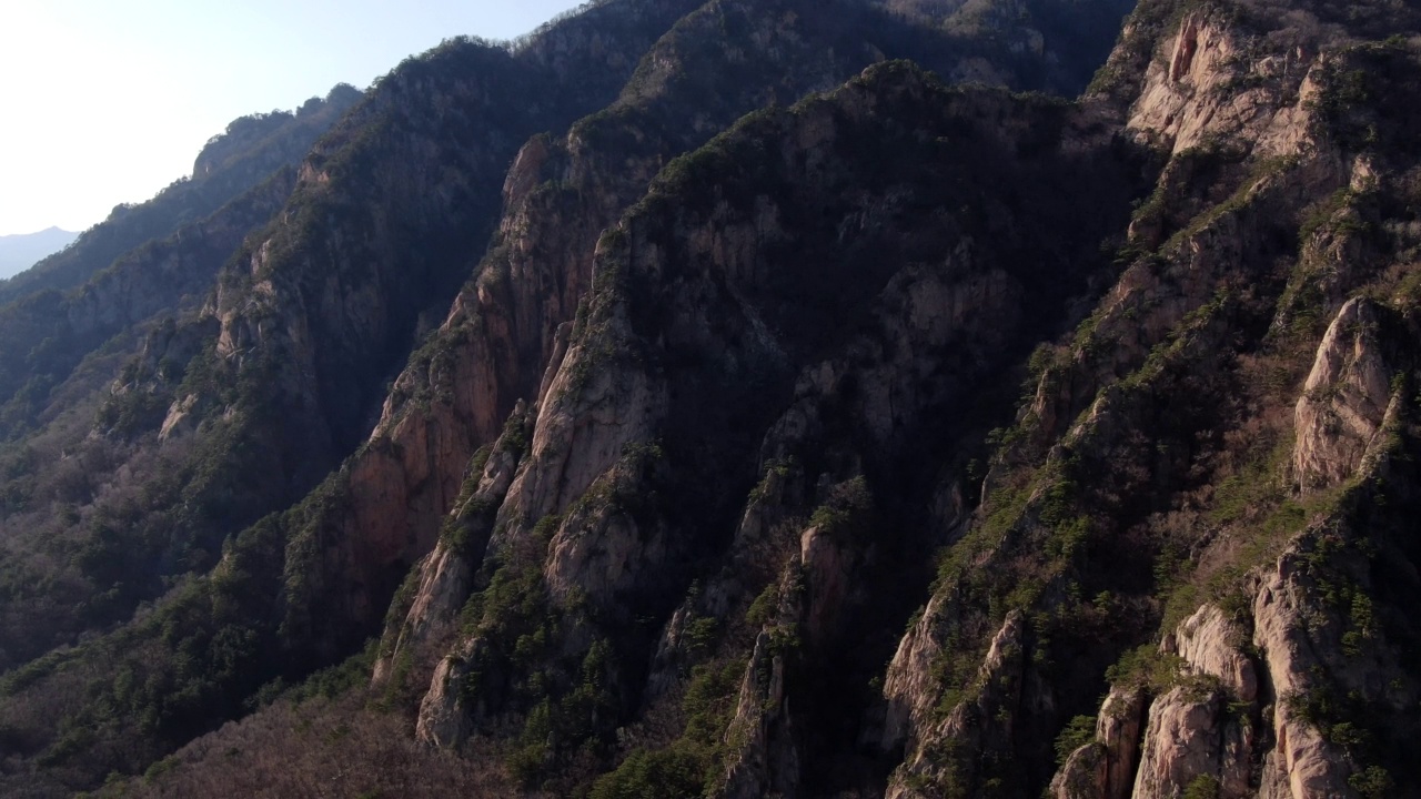 江原道雪岳山寒溪岭山口周围的风景视频素材