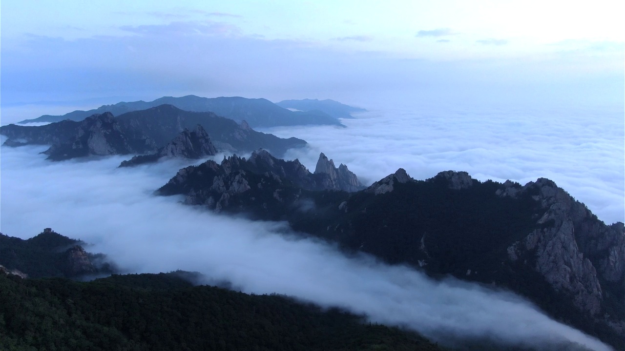 云雾缭绕的雪岳山风景/韩国江原道视频素材