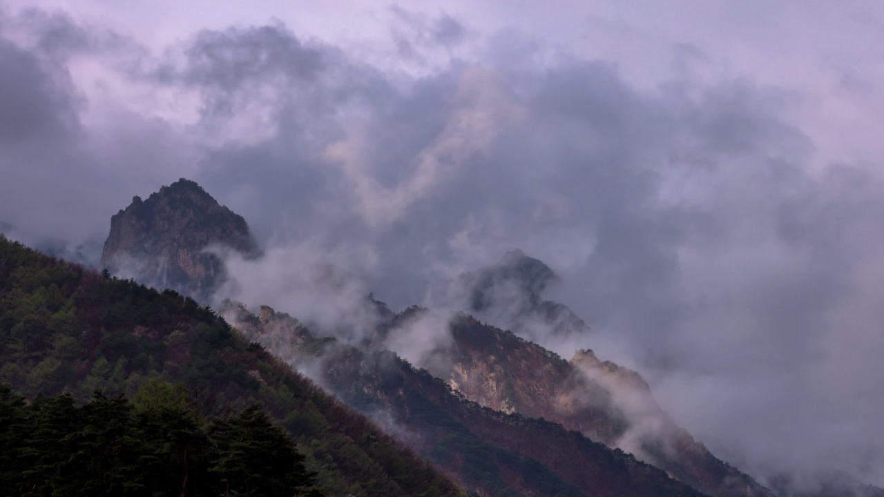 云雾缭绕的雪岳山风景/韩国江原道视频素材