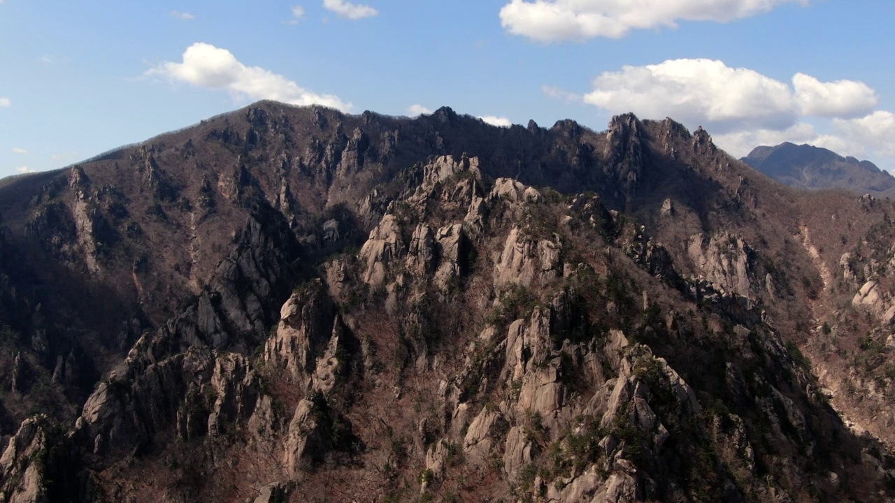 江原道雪岳山寒溪岭山口周围的风景视频素材