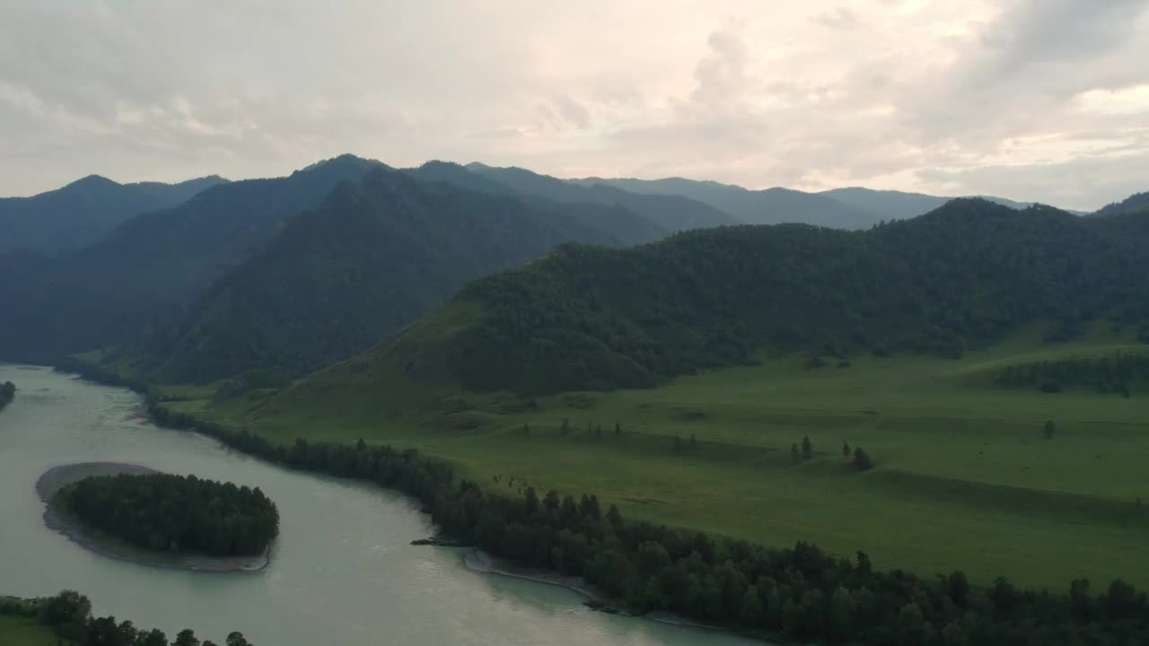 日落时分的阿尔泰山脉和卡顿河视频素材