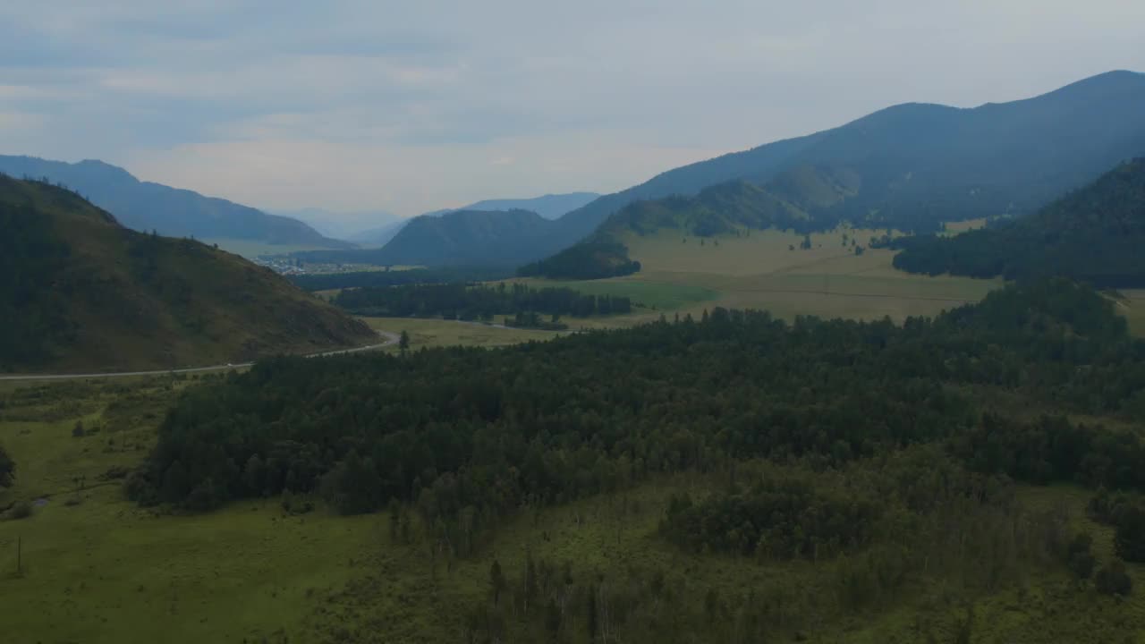 阿尔泰山野之间道路上的交通车辆视频素材