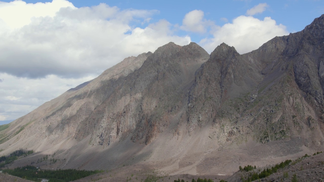 阿克特鲁山谷的山脉，白云下的河流和森林视频素材