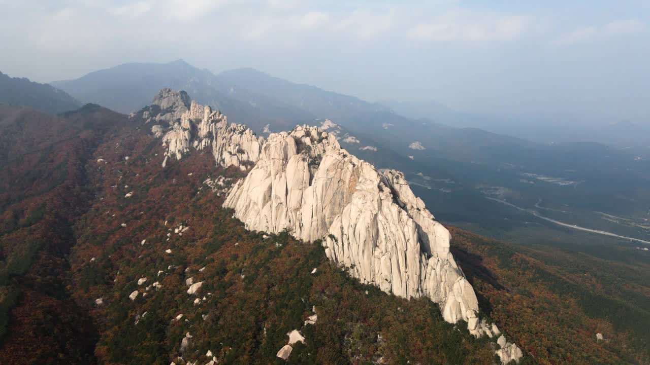 江原道雪岳山蔚山巴威岩的风景视频素材