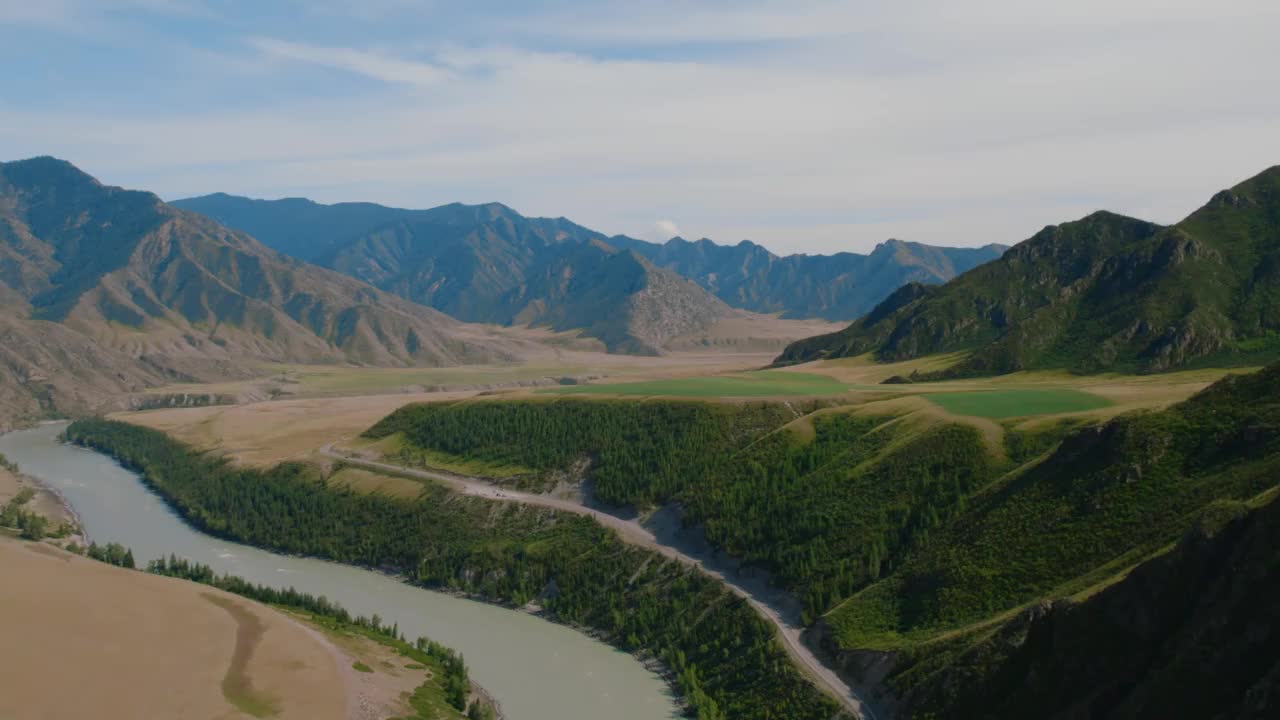 阿尔泰山谷山脉和卡顿河视频素材