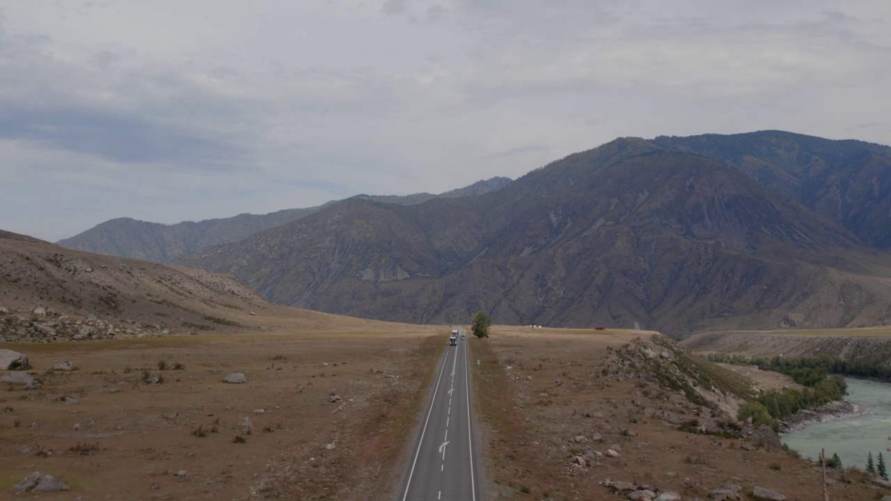 楚亚高速公路与交通车辆和山脉在阿尔泰山谷视频素材