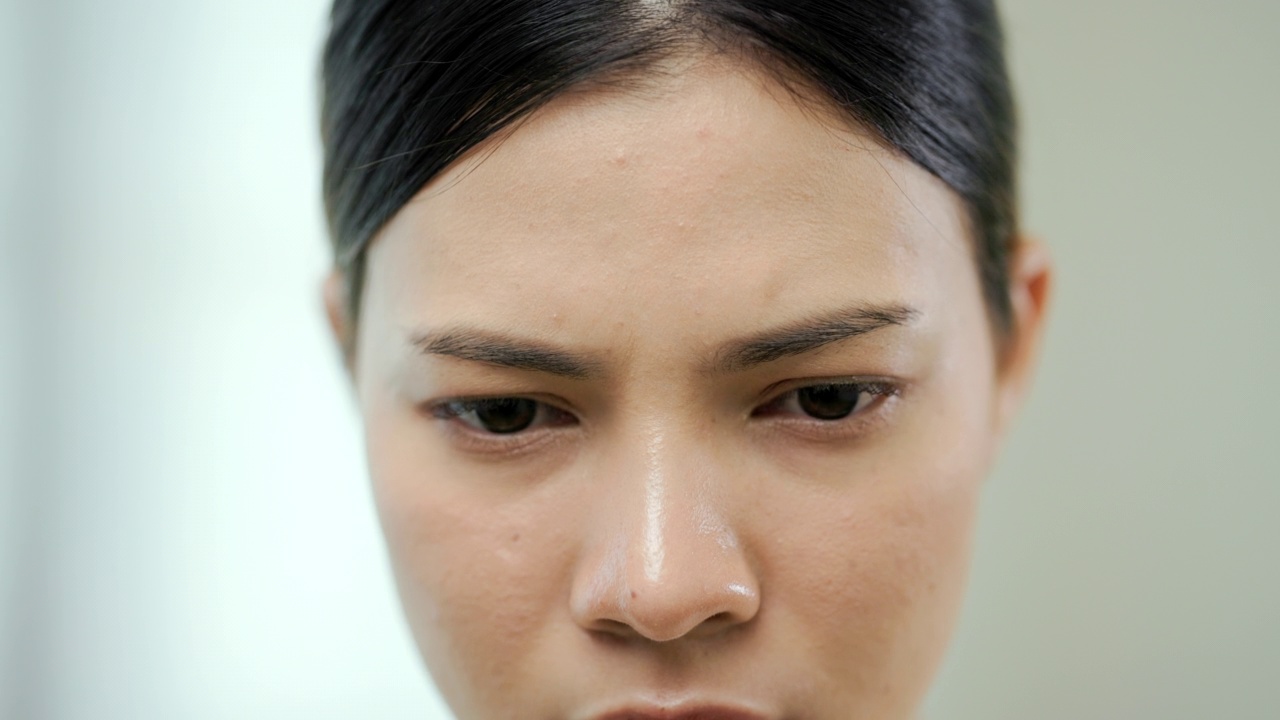 肖像年轻女子感觉压力和压力时刻看着相机。特写美女遭受慢动作镜头。视频素材