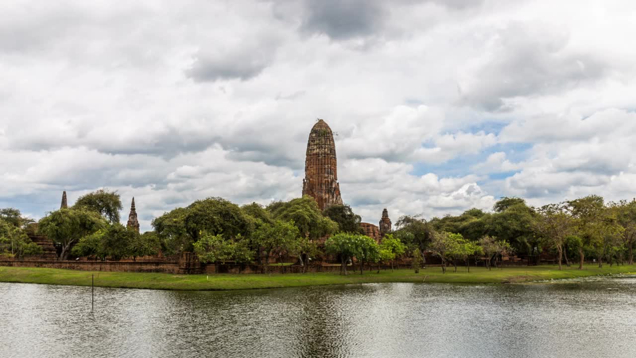 时光流逝寺在大城府历史公园是一个古老的古迹，泰国与水和许多云的倒影视频素材