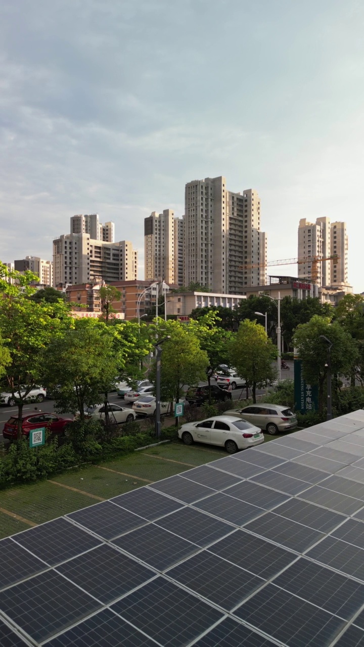 电动汽车充电站屋顶上的太阳能电池板视频素材