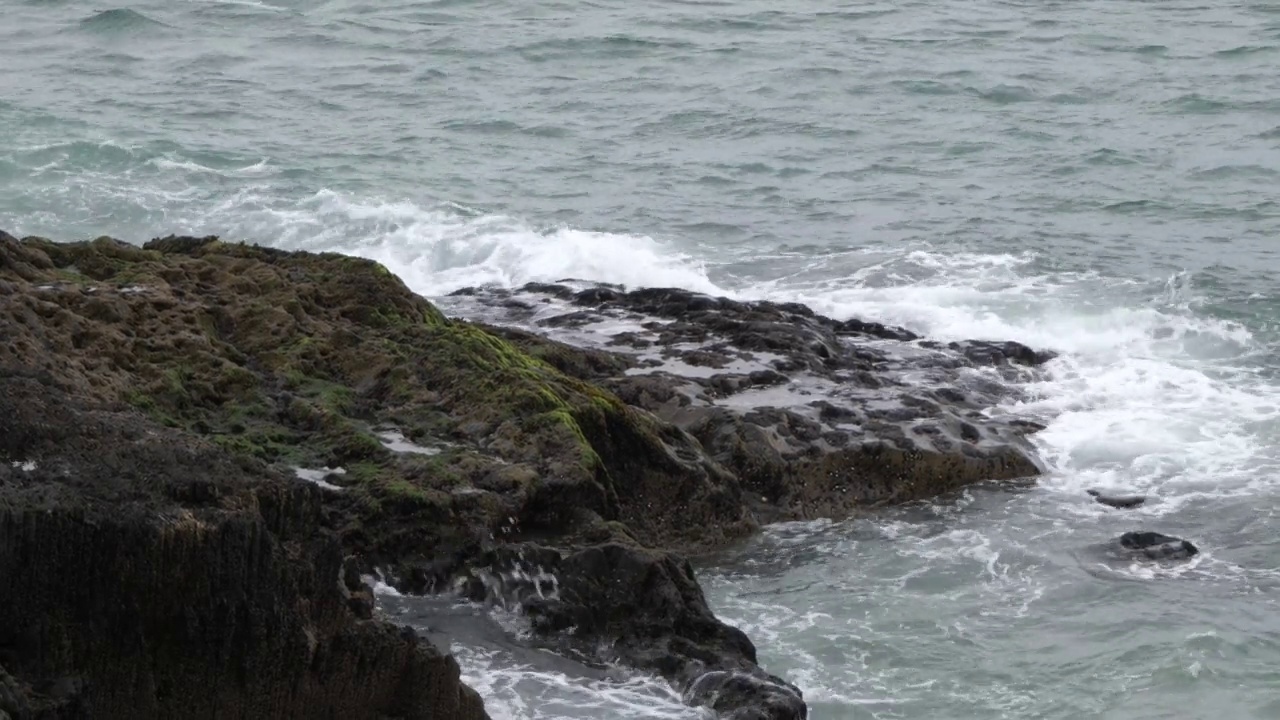 海浪拍打着岩石。大西洋水域。海景。手持视频。视频素材