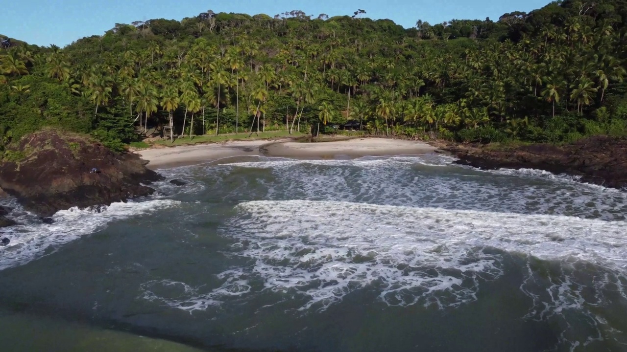 美丽的海滩，波涛汹涌，海浪拍打着岩石视频素材