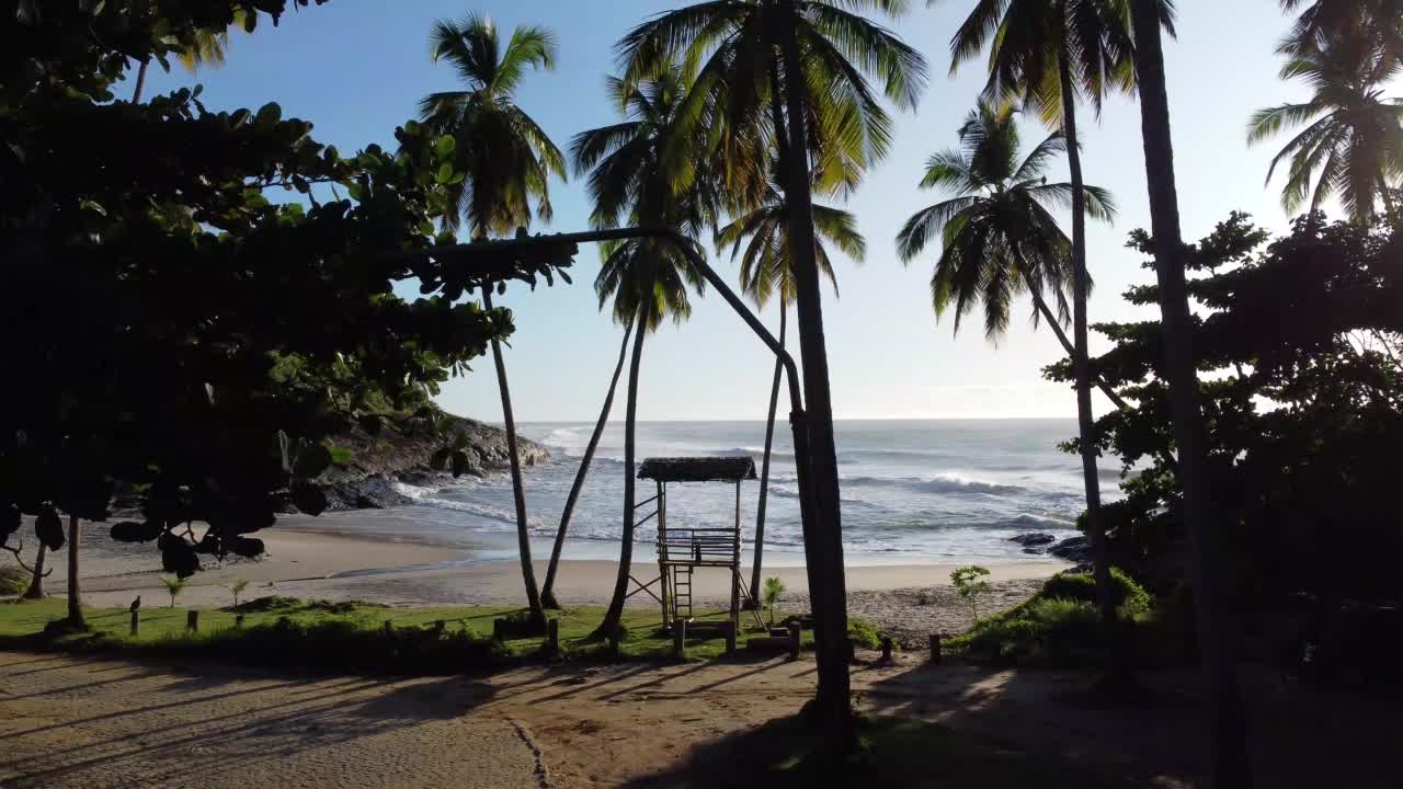 美丽的海滩，波涛汹涌，海浪拍打着岩石视频下载