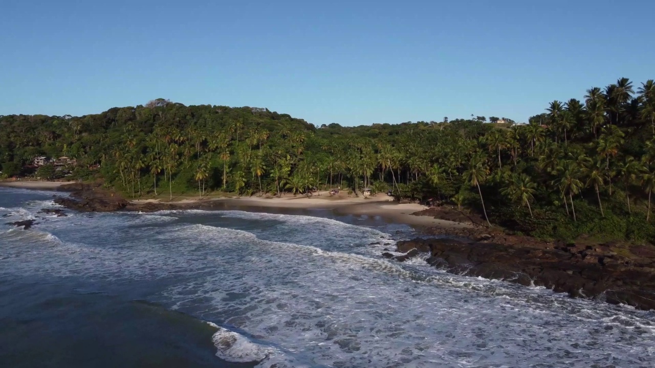 美丽的海滩，波涛汹涌，海浪拍打着岩石视频下载