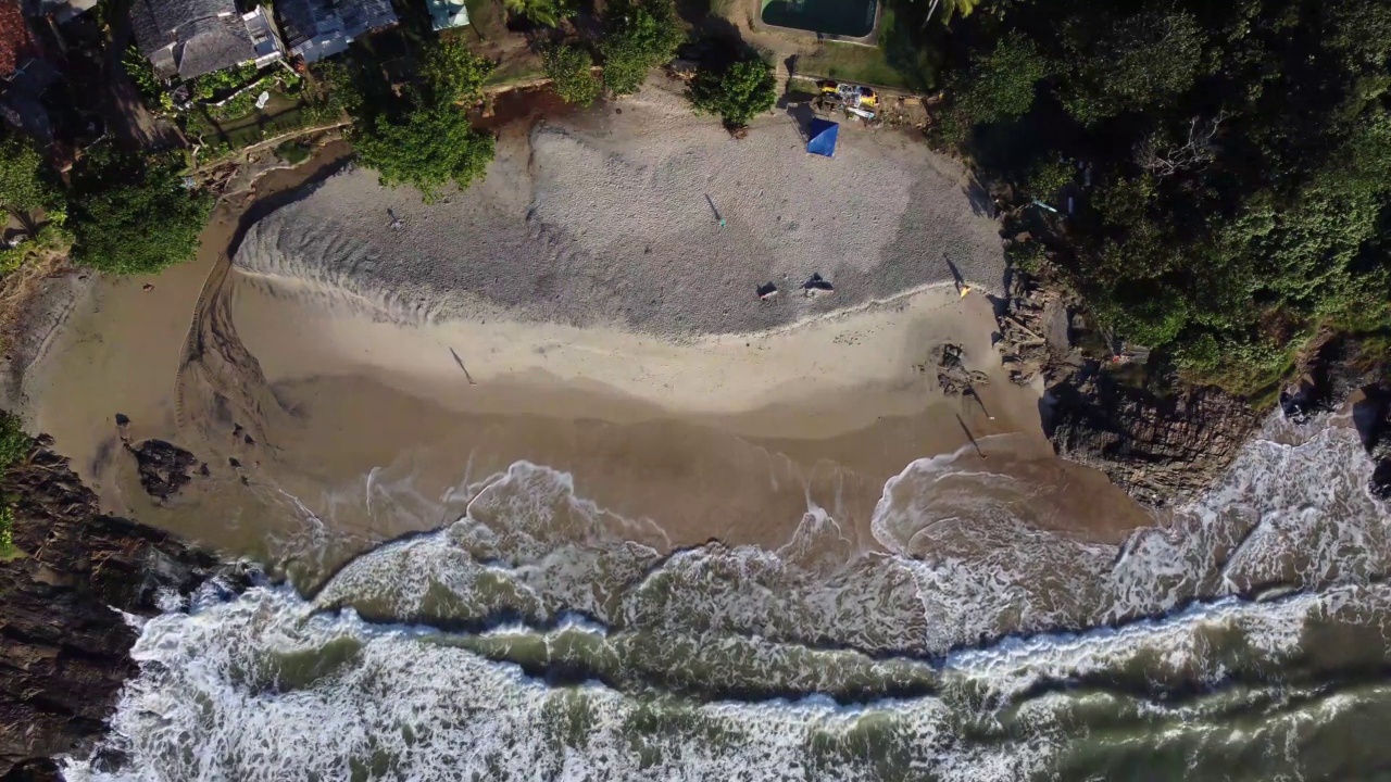 美丽的海滩，波涛汹涌，海浪拍打着岩石视频下载