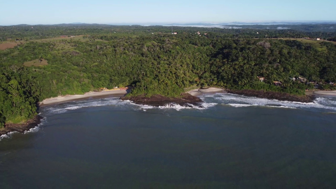 美丽的海滩，波涛汹涌，海浪拍打着岩石视频下载