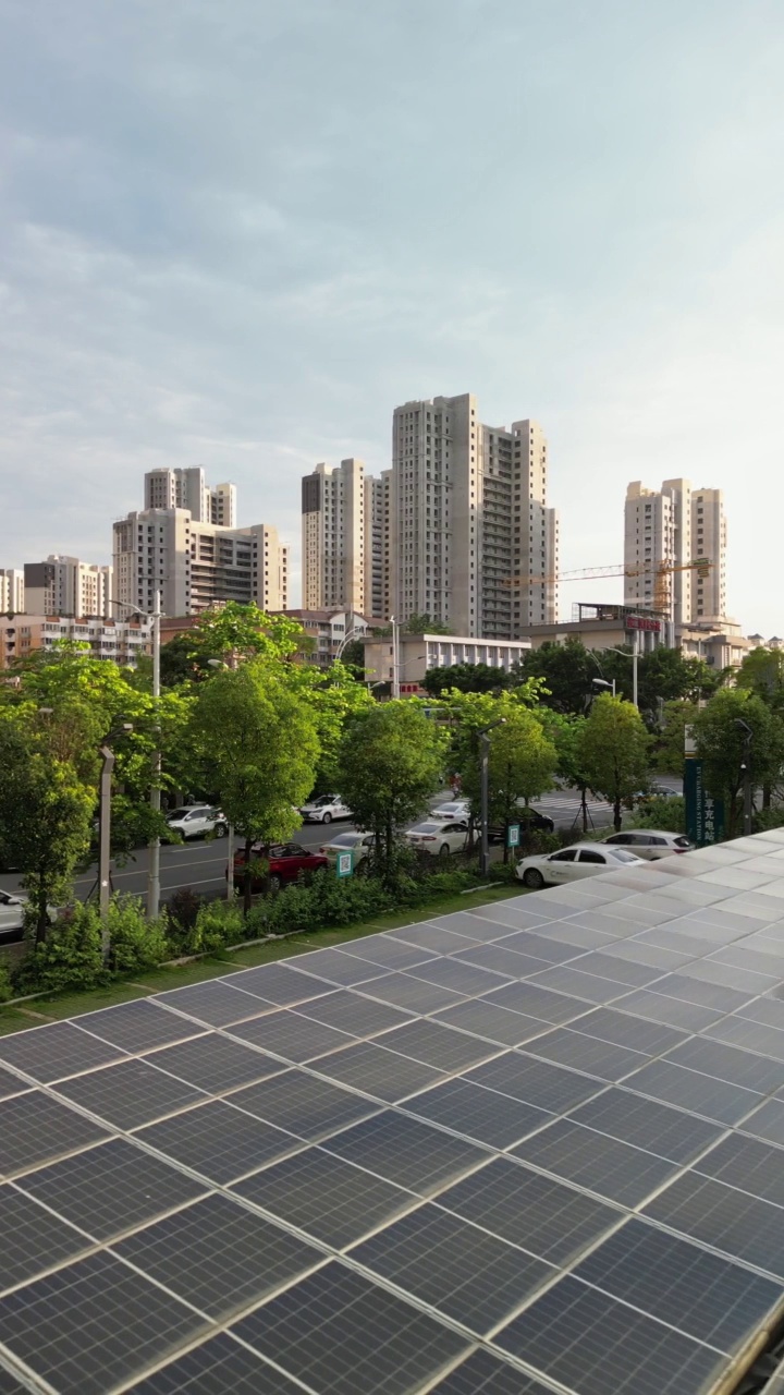 城市停车场的太阳能电池板屋顶视频素材