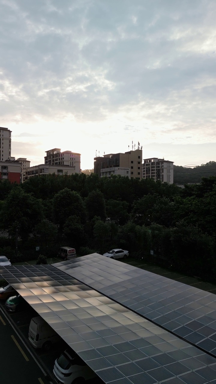 停车场屋顶太阳能电池板的高角度视图视频素材