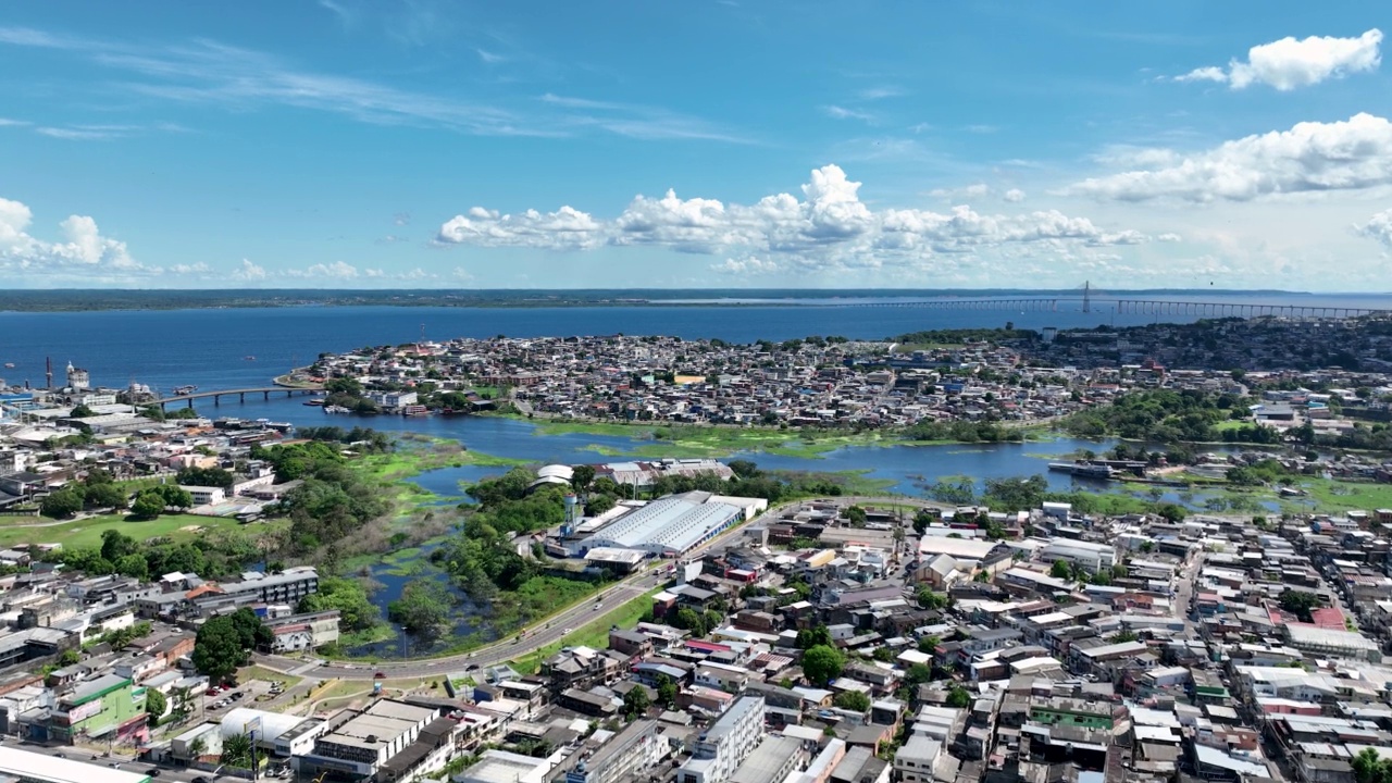 城市景观的玛瑙斯市中心北部地区的巴西河边亚马逊河和亚马逊丛林。视频素材