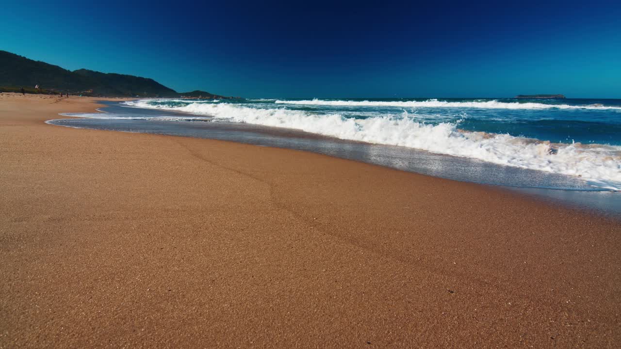 在巴西海滩。平静的海浪在沙滩上翻滚。巴西圣卡塔琳娜岛上的鼹鼠海滩视频素材