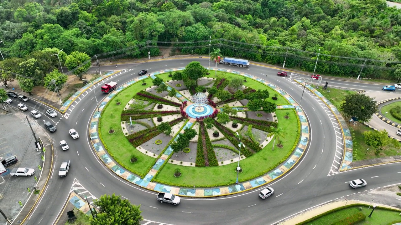 城市景观的玛瑙斯市中心北部地区的巴西河边亚马逊河和亚马逊丛林。视频素材