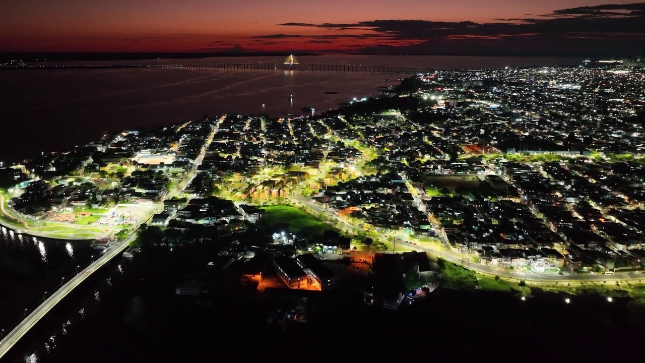 城市景观的玛瑙斯市中心北部地区的巴西河边亚马逊河和亚马逊丛林。视频素材