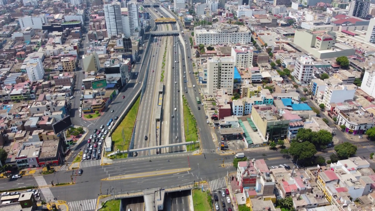 Av. Angamos和Vía Expresa Luis Bedoya Reyes在利马市的绝佳鸟瞰图。视频素材