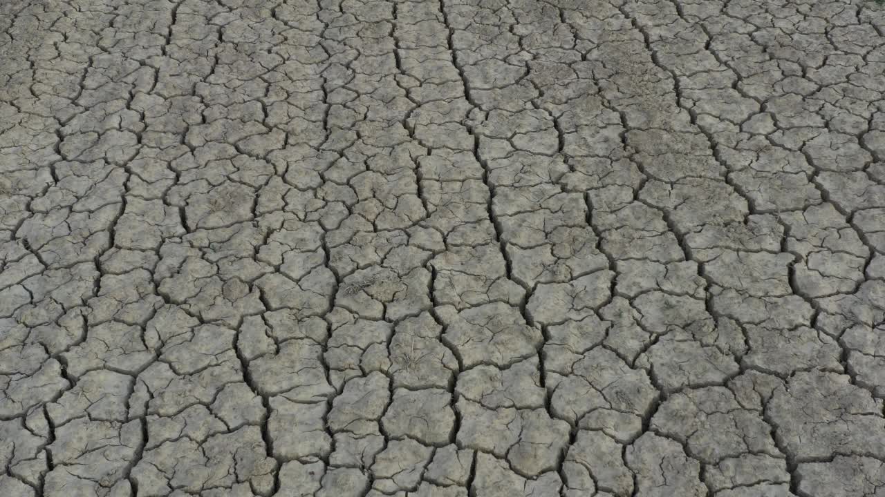 鸟瞰干燥的地面和干旱视频素材