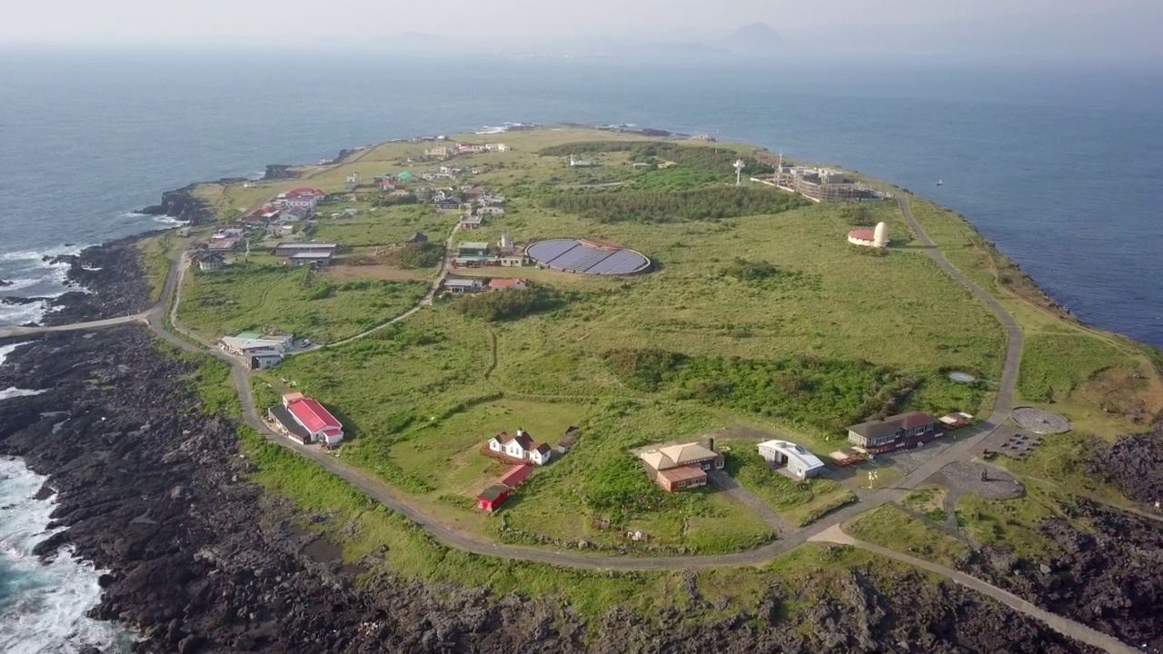 鸟瞰图-马拉多岛风景/西归浦市，济州岛，韩国视频素材