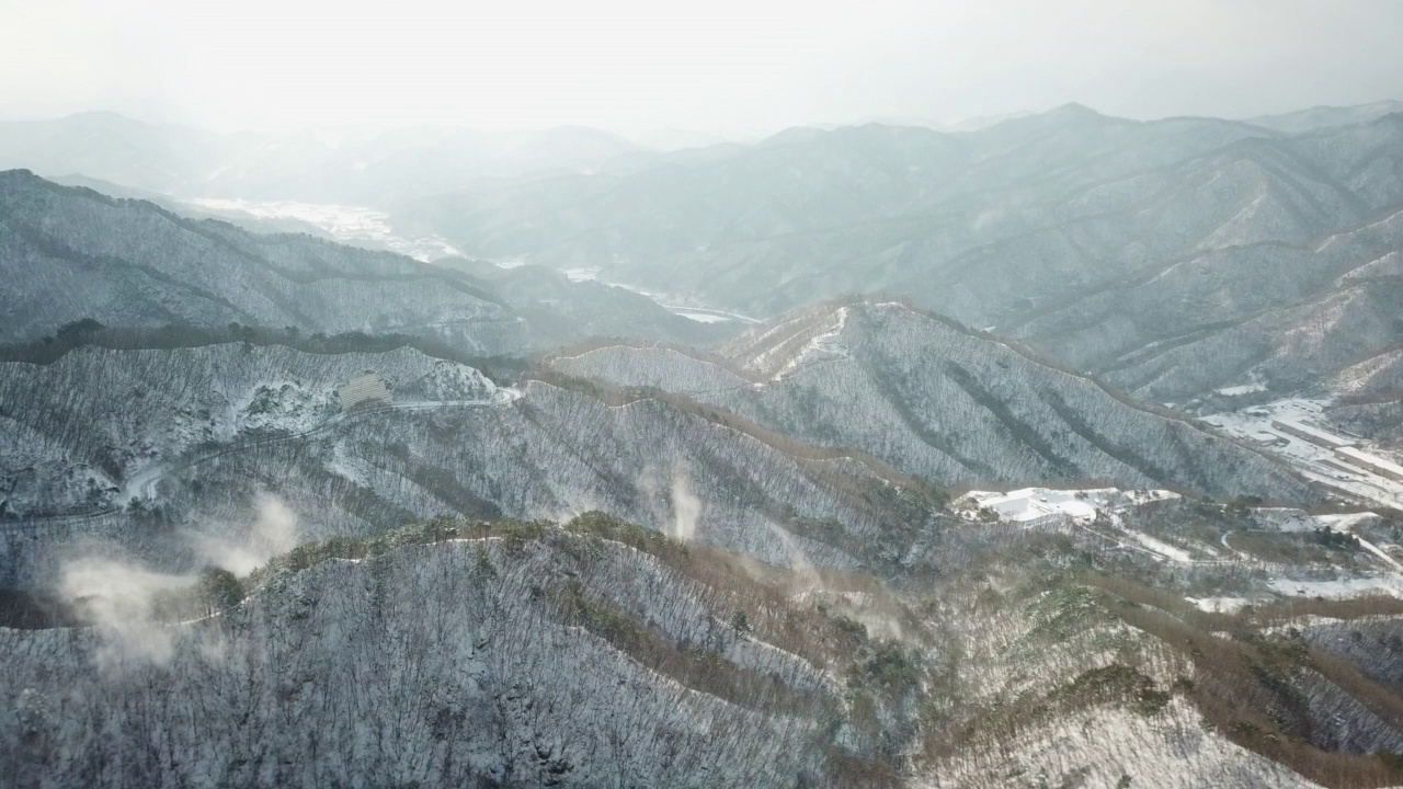 白雪覆盖的海山岭/韩国视频素材