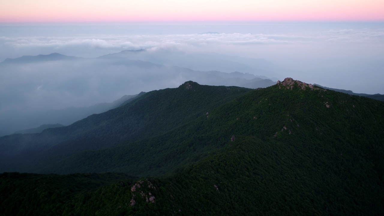 云雾缭绕的智日山风景/韩国视频素材