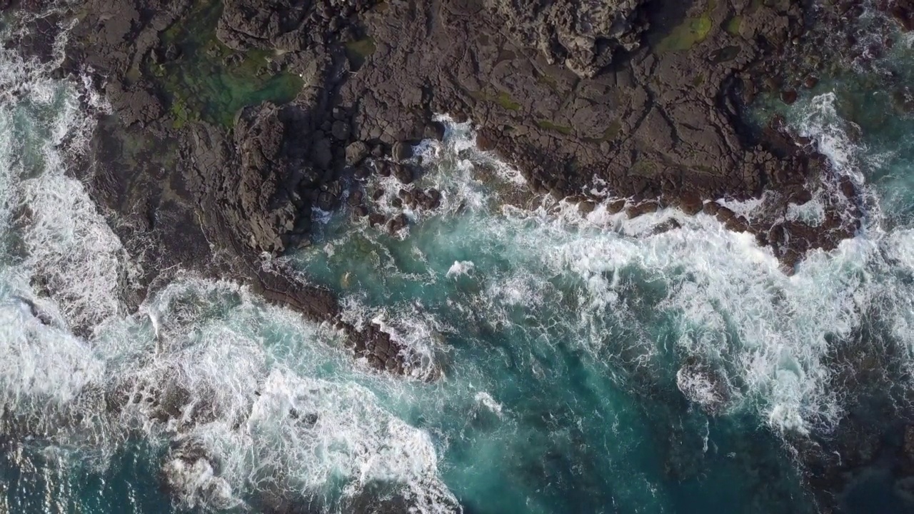 马拉多岛/西归浦市，济州岛，海浪的海岸线风景视频素材