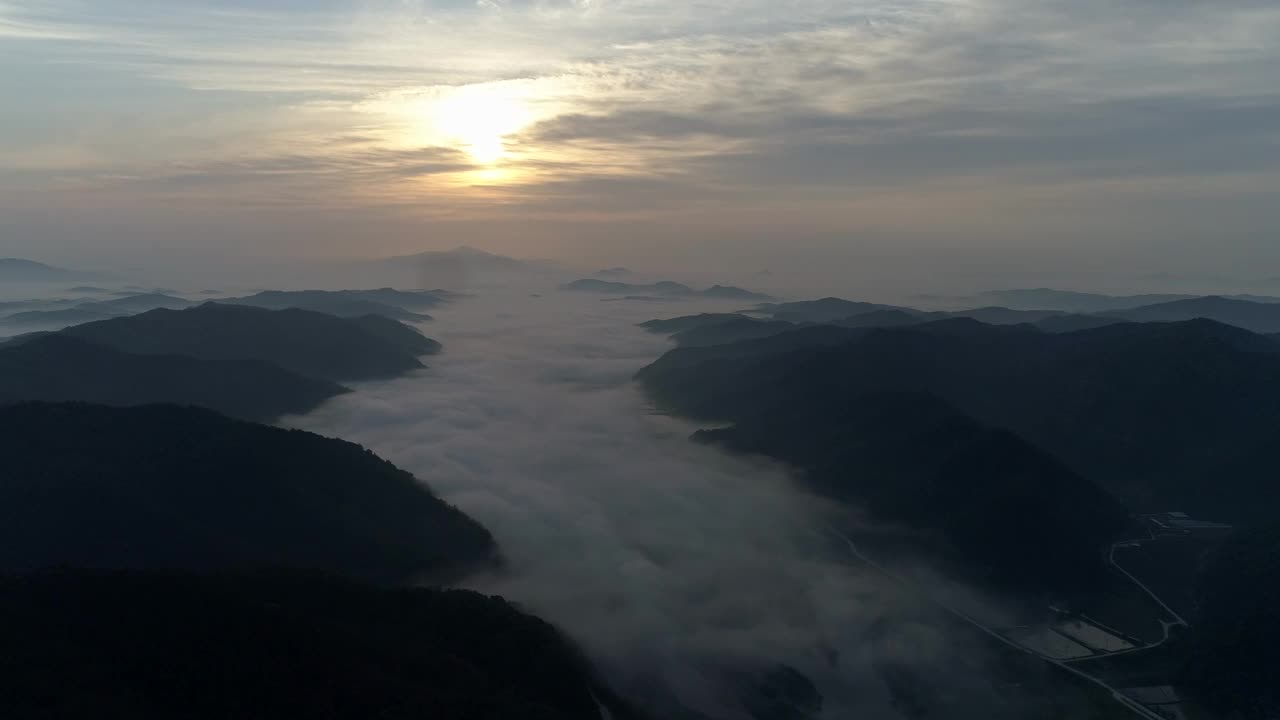 雾蒙蒙的内城川风景/韩国视频素材