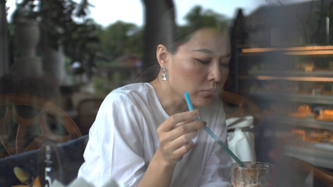 年轻女子在咖啡馆喝咖啡视频素材